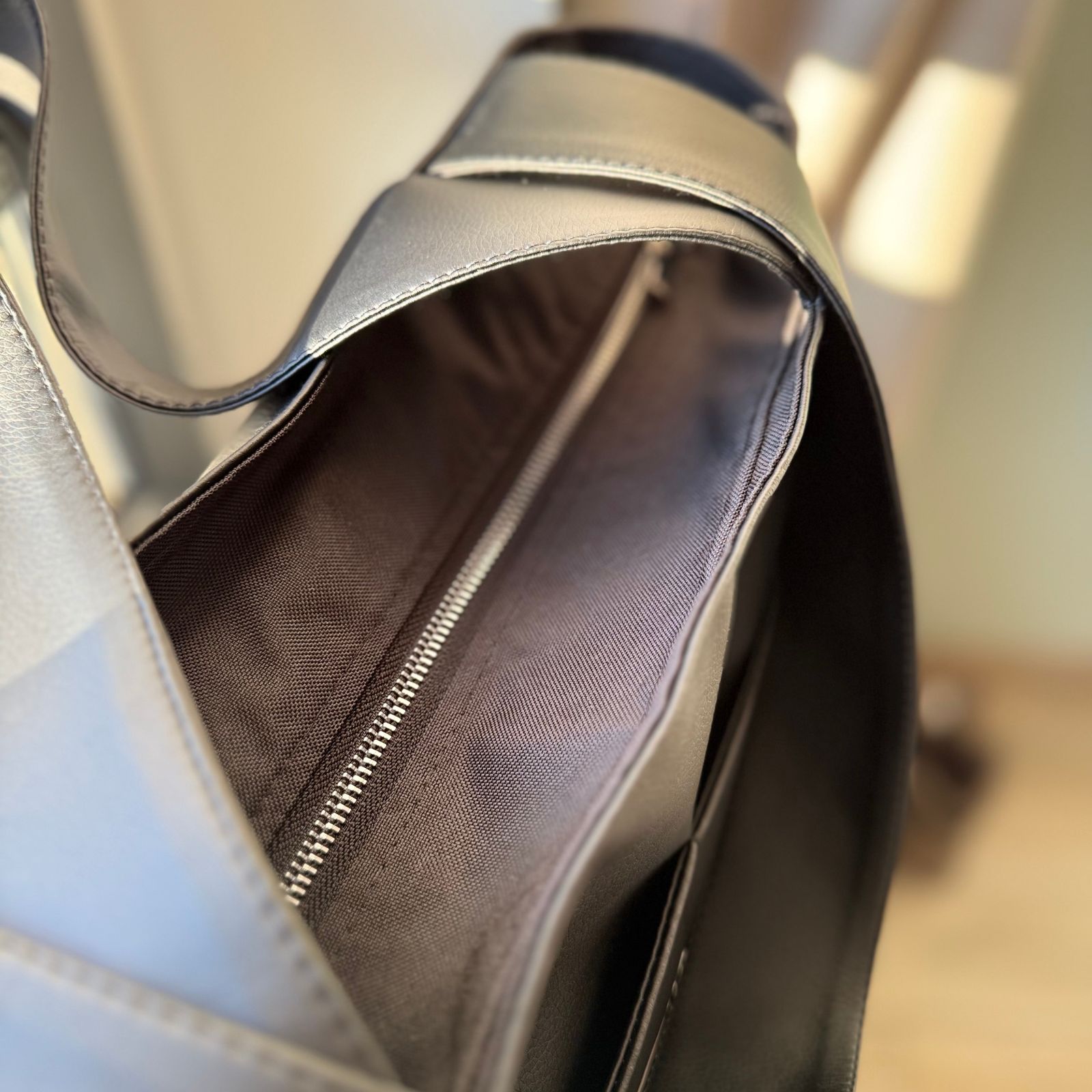 Torba NoVa zapinana na zamek - bezpieczna torba do pracy